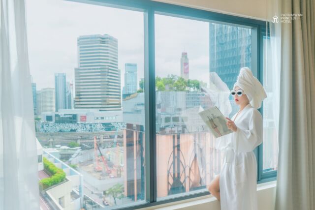 𝐈𝐧𝐝𝐮𝐥𝐠𝐞 𝐢𝐧 𝐭𝐡𝐞 𝐚𝐫𝐭 𝐨𝐟 𝐞𝐥𝐞𝐯𝐚𝐭𝐞𝐝 𝐥𝐢𝐯𝐢𝐧𝐠 with breathtaking cityscape views redefine your staycation in ultimate luxury at Pathumwan Princess Hotel 🏙

𝗙𝗼𝗿 𝗺𝗼𝗿𝗲 𝗶𝗻𝗳𝗼𝗿𝗺𝗮𝘁𝗶𝗼𝗻 𝗮𝗻𝗱 𝗿𝗲𝘀𝗲𝗿𝘃𝗮𝘁𝗶𝗼𝗻𝘀, please call 02 216 3700 or browse our website at www.pprincess.com
📍 https://maps.app.goo.gl/MLJbW7PEFMvEbxkr8

.
.
#pathumwanprincess #bangkok #staycation #TravelBangkok #cityscapes #BangkokHotels #luxuryliving #รีวิวโรงแรม #โรงแรมหรู #ที่พักกรุงเทพ #แนะนำที่พัก